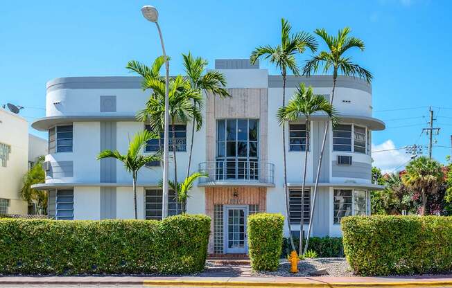 Picturesque Miami landscaping - Helios Apartments Miami Beach