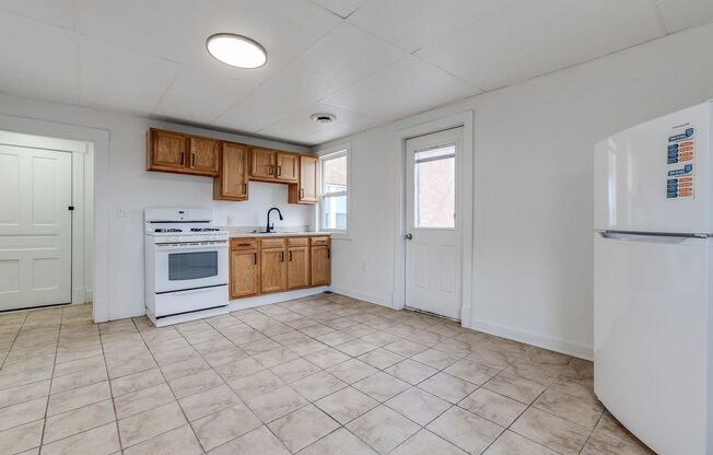 1 bed, 1 bath, $1,050, Unit 2nd Floor Rear