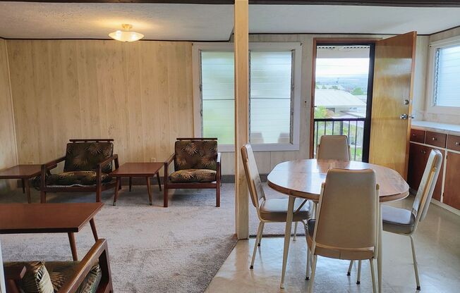 2BR/1BA downstairs unit located in Hilo- partially furnished