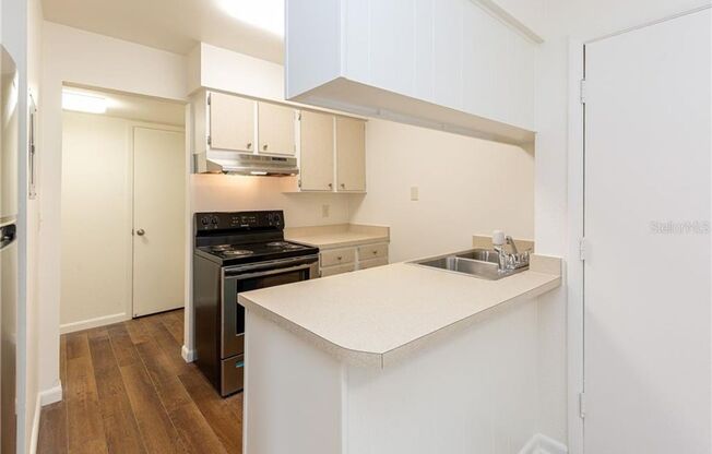 Fantastic 1 /1 x Rent @ Winter Park's Four Seasons Condominium by Rollins College and Advent Hospital !