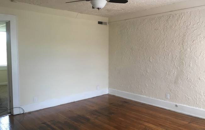 2 beds, 1 bath, 850 sqft, $985, Unit 6