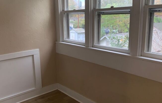 3 beds, 1 bath, $1,350, Unit 572 W. 10th Ave.