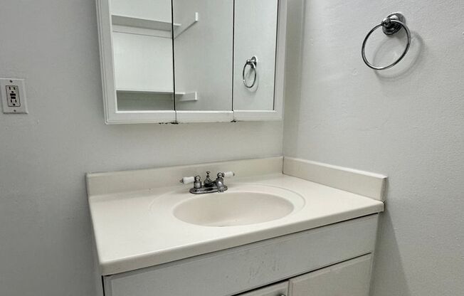 2 beds, 1 bath, $2,390, Unit 205