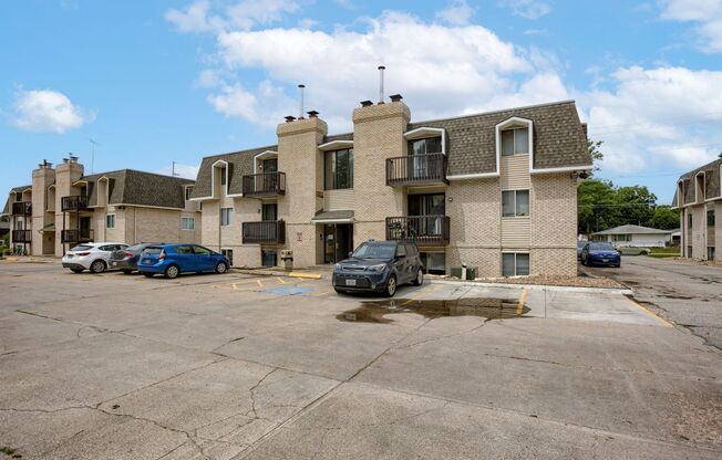 2 beds, 1 bath, 886 sqft, $1,095, Unit 1630 #06