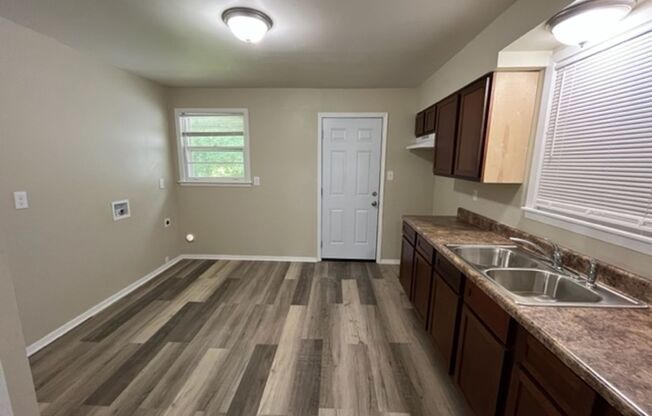 3 beds, 1 bath, $1,100