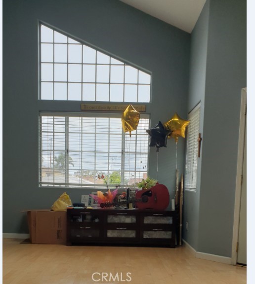 533 W 23 ST