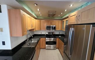 2Bed/2Bath Corner Condo with Resort Amenities in Playa Del Rey