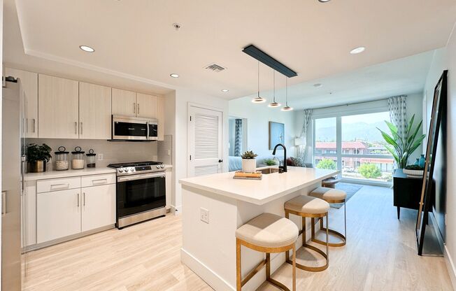 2 beds, 2 baths, 826 sqft, $4,000, Unit Unit 318