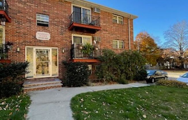 2 beds, 1 bath, $1,900, Unit Apt. 2