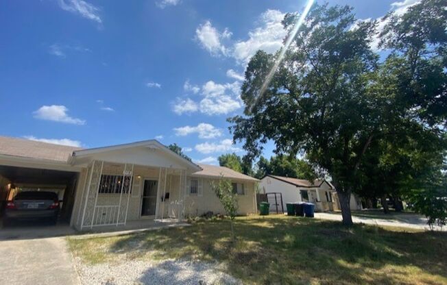 2 bedroom/1 bath available for IMMEDIATE MOVE IN! YARD MAINTENANCE INCLUDED!