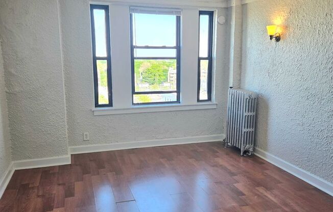 1061 W ROSEMONT