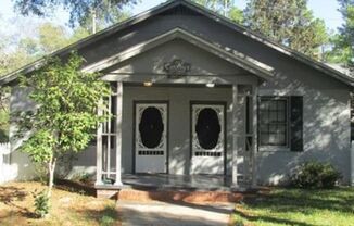Adorable Cottage in The Hill Area!