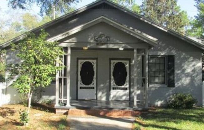 Adorable Cottage in The Hill Area!