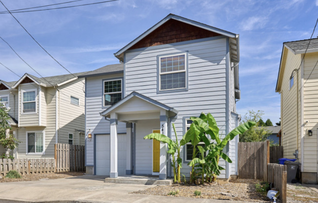 Beautifully Updated 3-Bed Detached Home Next to Powell Butte Nature Park - Renovated & Move-In Ready!