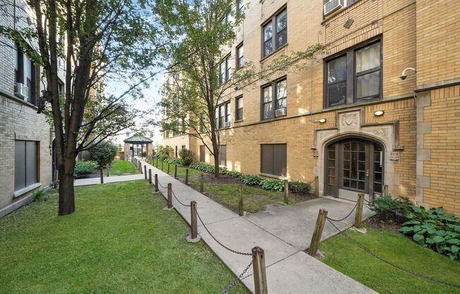 2 beds, 1 bath, 720 sqft, $1,695, Unit 1540-1M