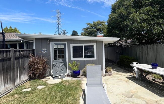 Waterfront Cottage in San Rafael! Utilities Included