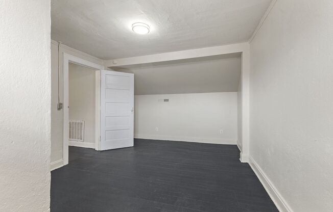 2 beds, 1 bath, 857 sqft, $1,025, Unit 11