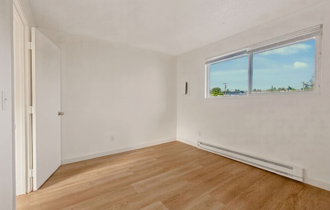 3 beds, 1 bath, 864 sqft, $1,445, Unit 39