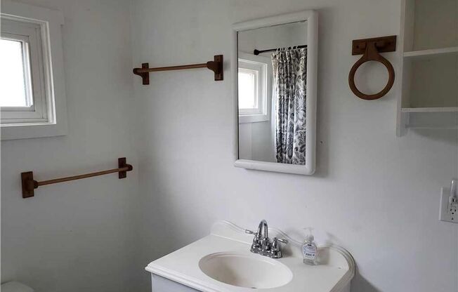 2 BD 1 BA home with easy transit