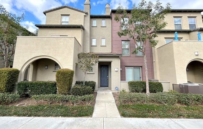 Beautiful Multi-Level 2-Bedroom Condo in Victoria Gardens HOA!