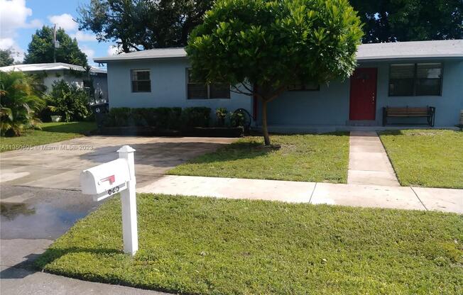 4625 SW 33 DR 