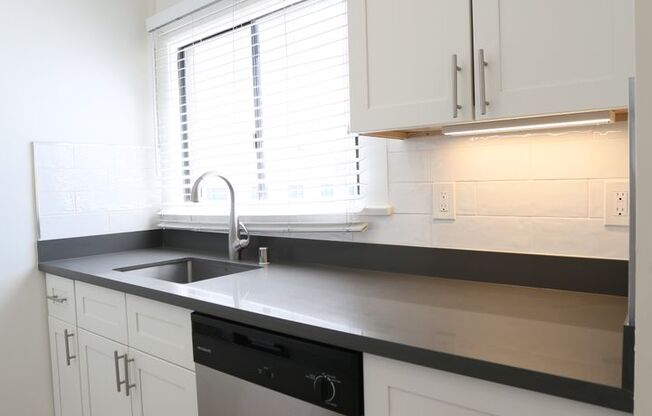 OPEN HOUSE: Sunday (7/6) 1:00pm-1:30pm. Contemporary, bright 1BR/1BA on the west side of Lake Merritt in Oakland's Civic Center neighborhood (1568 Madison #12A)