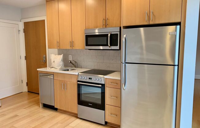 1 bed, 1 bath, $2,500, Unit 322