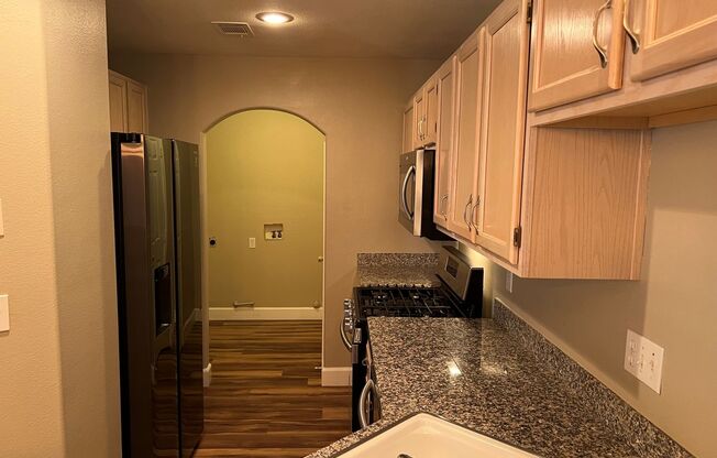 GORGEOUS TOWNHOME FOR IMMEDIATE MOVE-IN