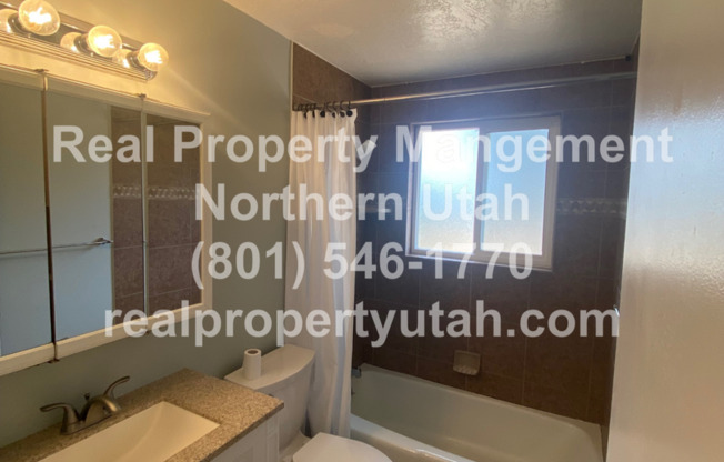 Large 4-bedroom home in Layton Available Now!