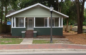 Lovely 3 Bedroom 2 Bathroom House