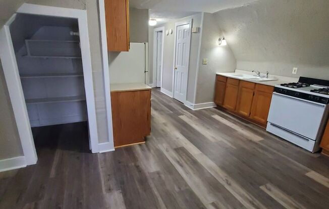 2 beds, 1 bath, $925, Unit 3