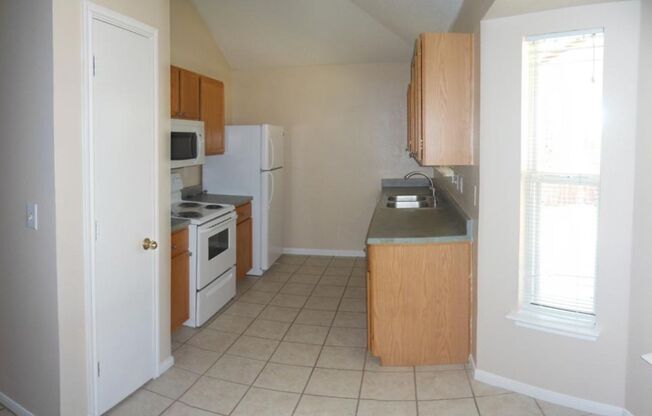 3 beds, 2 baths, $1,295