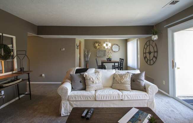 This is a photo of the living room in the 950 square foor, 2 bedroom apartment at Deer Hill Apartments in Cincinnati, OH.