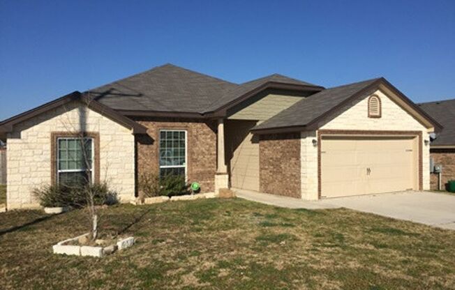 Beatiful 5 bedroom, 2.5 bathroom home located in the Goodnight Ranch Addition