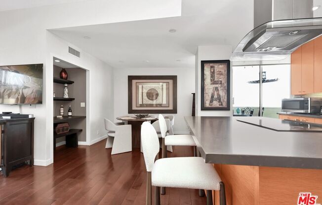 1 bed, 2 baths, 966 sqft, $5,700, Unit 901