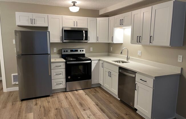 2 beds, 1 bath, 727 sqft, $1,695, Unit 24