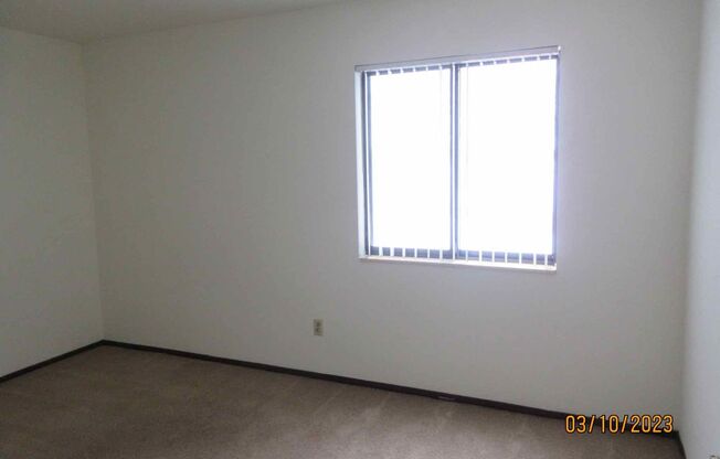 2 beds, 1 bath, $1,075, Unit 15621 - 03