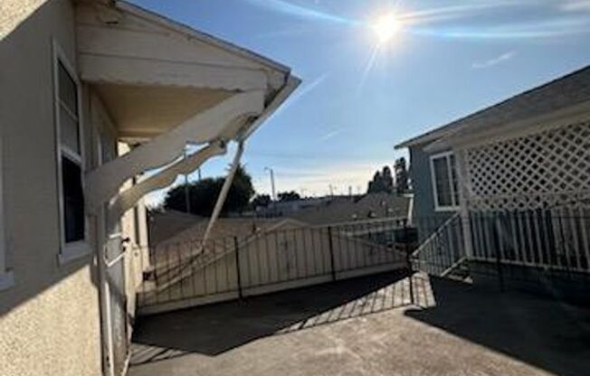 1 bed, 1 bath, $2,500, Unit Top of the garage