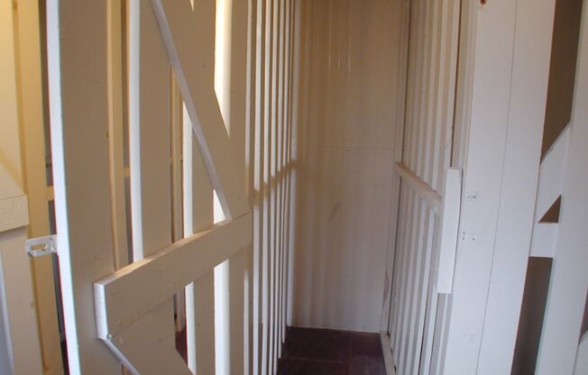 2 beds, 1 bath, 647 sqft, $875, Unit Apt B