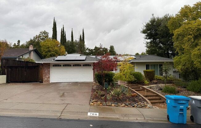 Rare 3 Bedroom w/ Pool and Solar North Vacaville *Star Rentals