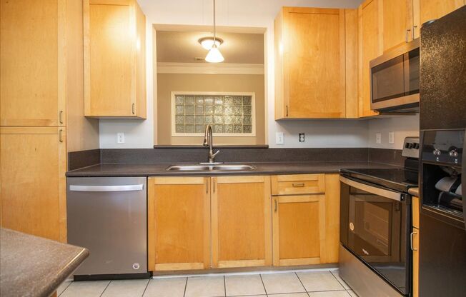 2 beds, 2 baths, $2,100, Unit Unit 2209