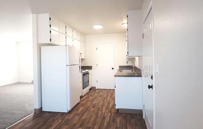 Cedars in Sweethome ** Walk in Closets, on site laundry in a lovely Community