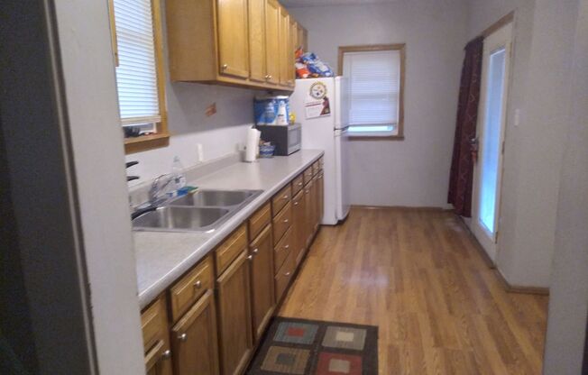 2 beds, 1 bath, $895