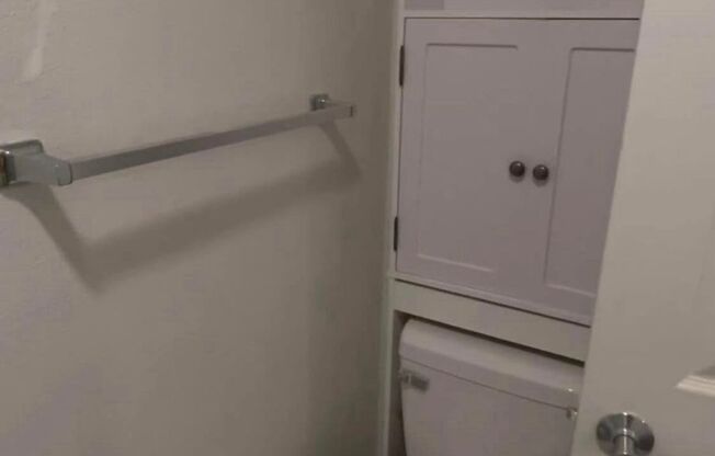 Newly Renovated & Bright Studio in Henderson - Utilities Included!
