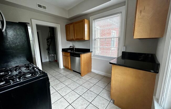 3 beds, 1 bath, $1,650, Unit J