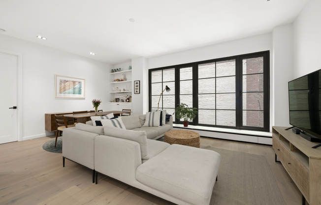 225 W 17 ST