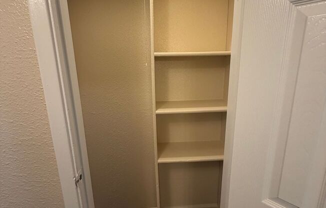 2 beds, 1 bath, 812 sqft, $1,085, Unit 1106