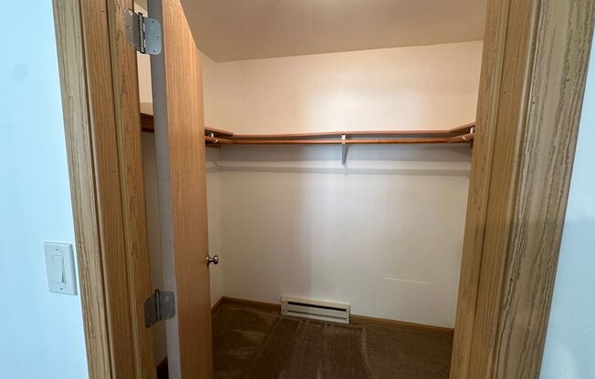 2 beds, 1 bath, $985, Unit 211-2