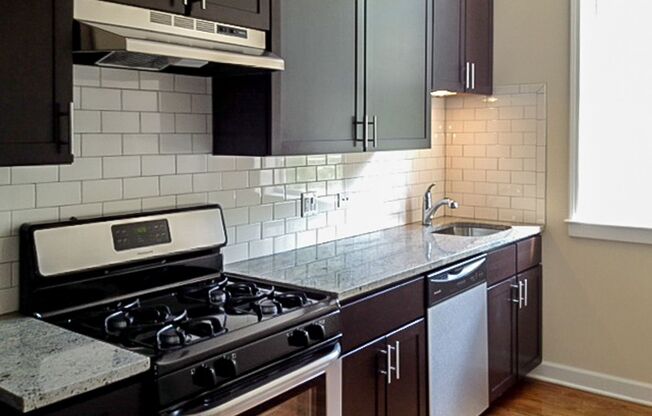 2 beds, 1 bath, 740 sqft, $2,850, Unit 855-2W