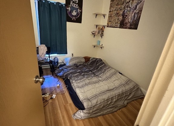 3 beds, 1 bath, $4,500, Unit 4